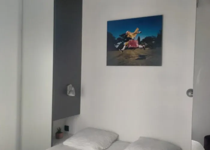 Appartement Elegant 2 Pieces, Rue Du Temple, Calme, 100m Metro Republique Parijs